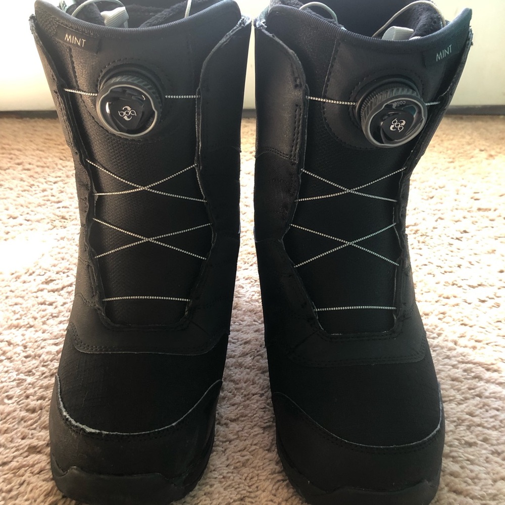 Snowboard boots